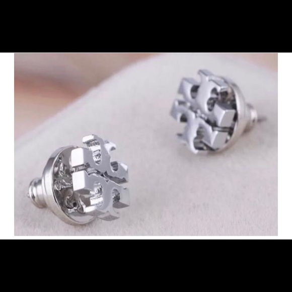 Tory Burch silver logo square stud earrings - Picture 5 of 7